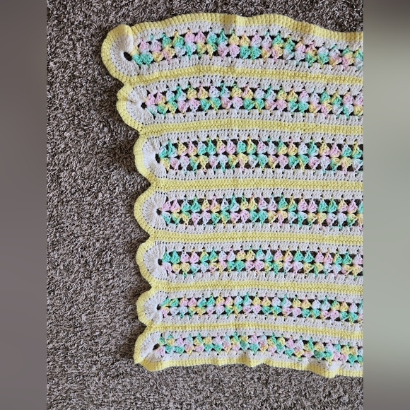 Vintage 1988 Crochet Baby Blanket 50 X 33 Unisex Colors Scalloped Edges Wrap - Picture 3 of 9
